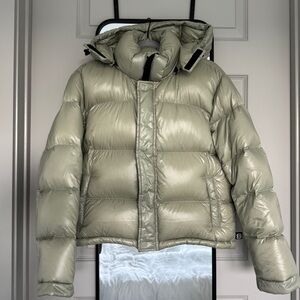 Aritizia The Super Puff Shorty Gloss Small